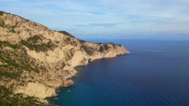 İbiza adası tepesinde uçurum yürüyüşü İspanya 'nın batışı. İnsansız hava aracı 4k yatay görüntü