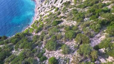 İbiza adası tepesinde uçurum yürüyüşü İspanya 'nın batışı. 4k peyzaj görüntülerini ters uçur