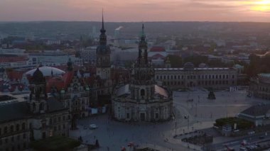 Günbatımı şehri Dresden Katedrali Köprüsü Nehri. panorama yörünge drone 4k peyzaj görüntüsü