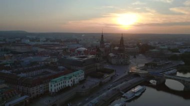 Günbatımı şehri Dresden Katedrali Köprüsü Nehri. panorama genel görünüm drone 4k peyzaj görüntüleri