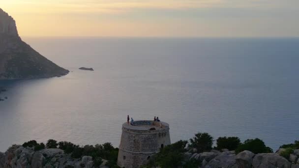 Klif Wandeling Ibiza Eiland Toren Zonsondergang Spanje Breed Baanoverzicht Drone — Stockvideo