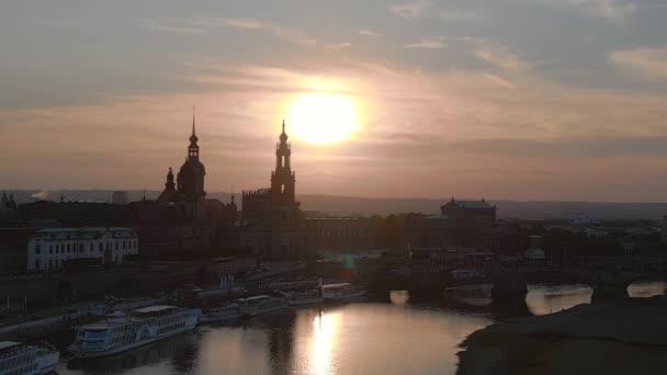 Захід Сонця Дрезденський Собор Міст Річка Нахилений Дрон Пейзажні Кадри — стокове відео