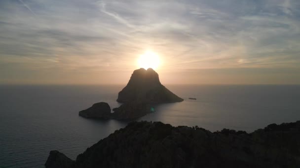 Ibiza岛塔楼日落西班牙 全景轨道无人机4K景观画面 — 图库视频影像