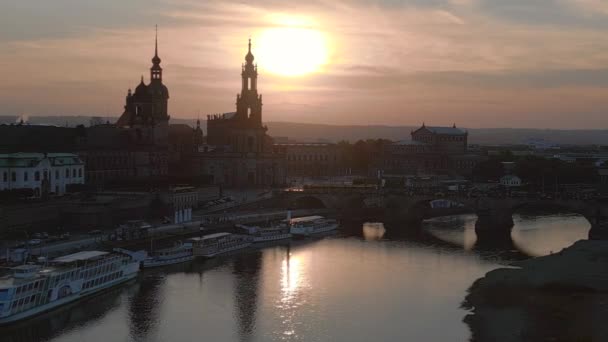 Sunset City Dresden Cathedral Bridge River Inglês Fly Reverse Drone — Vídeo de Stock