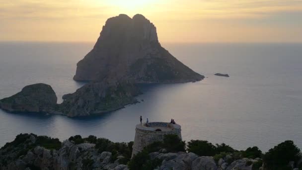 Klif Wandeling Ibiza Eiland Toren Zonsondergang Spanje Cirkel Drone Beeldmateriaal — Stockvideo