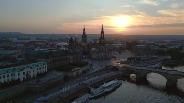 Günbatımı Şehri Dresden Katedrali Köprüsü Nehri Geniş Yörünge Görünümü Drone — Stok video