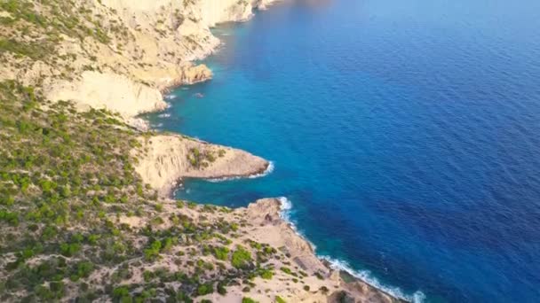 Útes Hike Ibiza Ostrov Věž Západ Slunce Španělsko Naklonit Drone — Stock video