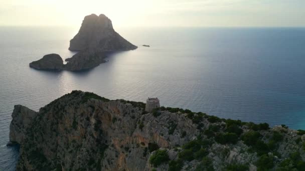 Spacer Klifie Wieża Wyspie Ibiza Zachód Słońca Hiszpania Zstępujący Dron — Wideo stockowe