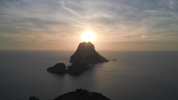 Klippenwanderung Insel Ibiza Turm Sonnenuntergang Spanien Absteigende Drohne Landschaftsaufnahmen — Stockvideo