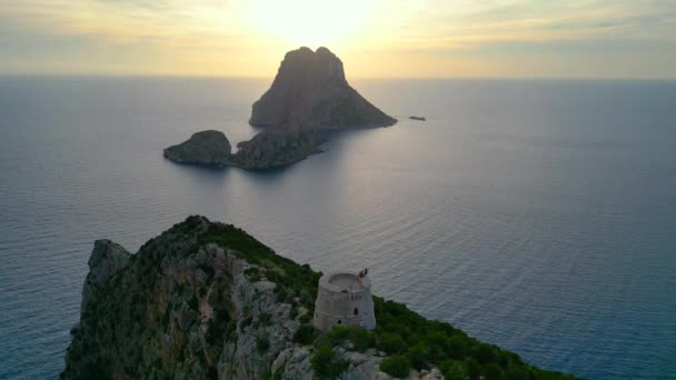 Klippvandring Ibiza Island Tower Solnedgång Spanien Panorama Översikt Drönare Landskap — Stockvideo