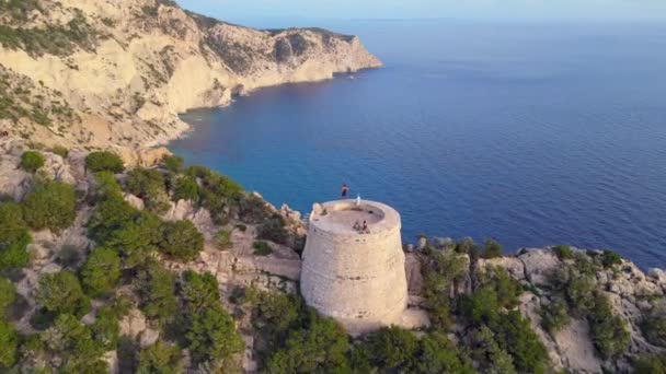 Klippvandring Ibiza Island Tower Solnedgång Spanien Drönare Uppifrån Och Ner — Stockvideo