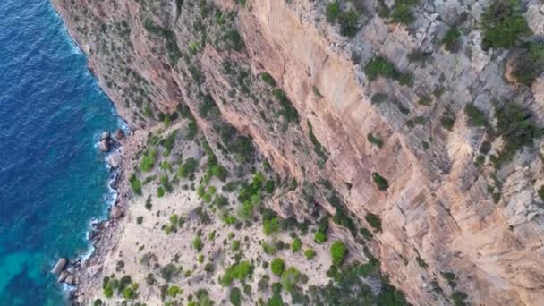 Acantilado Caminata Ibiza Isla Torre Puesta Sol España Inclinar Dron — Vídeo de stock