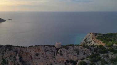 İbiza adası tepesinde uçurum yürüyüşü İspanya 'nın batışı. geniş yörünge görünümü drone 4k peyzaj görüntüleri