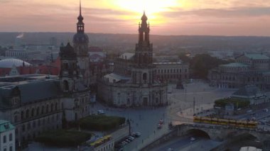 Günbatımı şehri Dresden Katedrali Köprüsü Nehri. boom sağa kayıyor 4k peyzaj görüntüsü