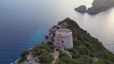 İbiza adası tepesinde uçurum yürüyüşü İspanya 'nın batışı. geniş yörünge görünümü drone 4k peyzaj görüntüleri