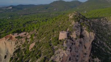 İbiza adası tepesinde uçurum yürüyüşü İspanya 'nın batışı. 4k peyzaj görüntülerini daire içine al