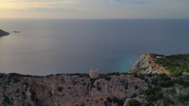 Klif Wandeling Ibiza Eiland Toren Zonsondergang Spanje Breed Baanoverzicht Drone — Stockvideo