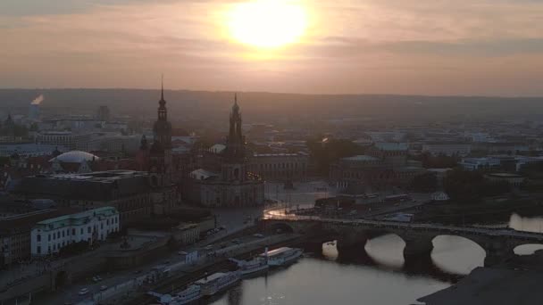 Zonsondergang Stad Dresden Cathedral Bridge River Dalende Drone Landschapsbeelden — Stockvideo