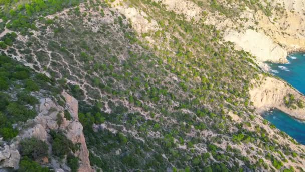 Acantilado Caminata Ibiza Isla Torre Puesta Sol España Rotación Dron — Vídeo de stock