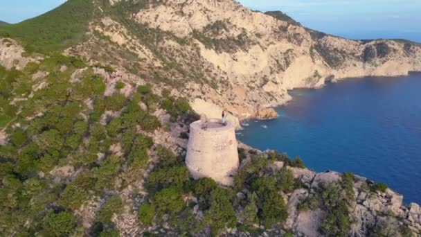 Klif Wandeling Ibiza Eiland Toren Zonsondergang Spanje Panorama Baan Drone — Stockvideo