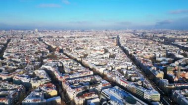 Kar Berlin Steglitz Şehri güneşli kış günü Almanya 2023. İHA 'nın 4K' lık üst geçişi.