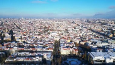 Kar Berlin Steglitz Şehri güneşli kış günü Almanya 2023 insansız hava aracı görüntüsü.