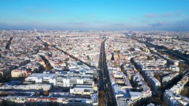 Kar Berlin Steglitz Şehri güneşli kış günü Almanya 2023. İHA 'nın 4K' lık üst geçişi.