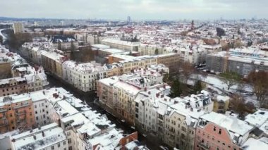 Kar yağışlı kış Berlin 'in karlı çatıları bulutlu gökyüzü. Hız rampası Hiperlapse hızlandırılmış zaman aşımı Yüksek kalite 4K görüntü
