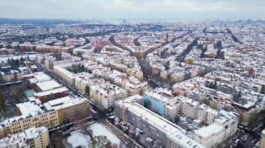 Kar yağışlı kış Berlin 'in karlı çatıları bulutlu gökyüzü. boom sol İHA 'ya kayıyor Yüksek kalite 4k görüntü