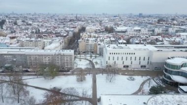 Kar yağışlı kış Berlin 'in karlı çatıları bulutlu gökyüzü. Panorama İnsansız Hava Aracı Yüksek kalite 4K görüntü