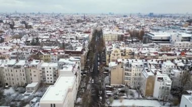 Kar yağışlı kış Berlin 'in karlı çatıları bulutlu gökyüzü. Yüksek kalite 4K görüntü aktarımı