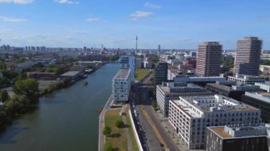 Berlin Doğu Yakası Galerisi Sınır Nehri cümbüşü. Panorama İnsansız Hava Aracı Yüksek kalite 4K görüntü