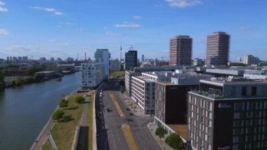Berlin Doğu Yakası Galerisi Sınır Nehri cümbüşü. İHA 'dan alçalıyoruz. Yüksek kalite 4K görüntü