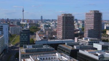Berlin Doğu Yakası Galerisi Sınır Nehri cümbüşü. boom sol İHA 'ya kayıyor Yüksek kalite 4k görüntü