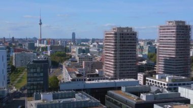 Berlin Doğu Yakası Galerisi Sınır Nehri cümbüşü. Panorama İnsansız Hava Aracı Yüksek kalite 4K görüntü
