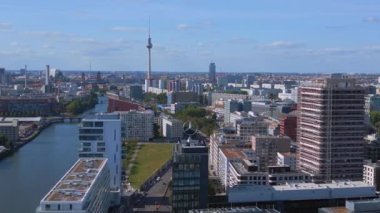 Berlin Doğu Yakası Galerisi Sınır Nehri cümbüşü. İHA 'dan alçalıyoruz. Yüksek kalite 4K görüntü