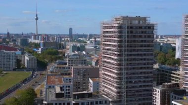 Berlin Doğu Yakası Galerisi Sınır Nehri cümbüşü. İHA 'yı ters uçur Yüksek kalite 4K görüntü
