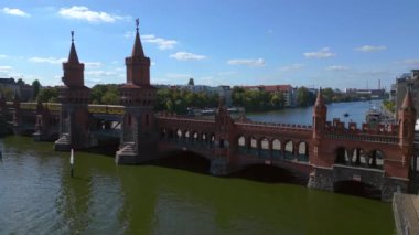 Berlin Oberbaum Köprüsü Doğu Batı Almanya sınırı. boom sağ İHA 'ya kayıyor Yüksek kalite 4k görüntü