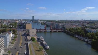 Berlin Oberbaum Köprüsü Doğu Batı Almanya sınırı. Geniş yörünge genel bakış İHA Yüksek kalite 4K görüntü