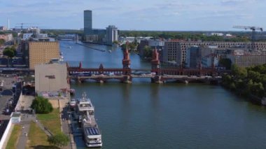 Berlin Oberbaum Köprüsü Doğu Batı Almanya sınırı. Artan insansız hava aracı Yüksek kalite 4K görüntü