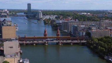 Berlin Oberbaum Köprüsü Doğu Batı Almanya sınırı. Panorama İnsansız Hava Aracı Yüksek kalite 4K görüntü