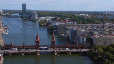 Berlin Oberbaum Köprüsü Doğu Batı Almanya sınırı. Panorama İnsansız Hava Aracı Yüksek kalite 4K görüntü