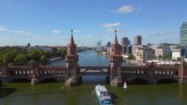 Berlin Oberbaum Köprüsü Doğu Batı Almanya sınırı. Panorama İnsansız Hava Aracı Yüksek kalite 4K görüntü