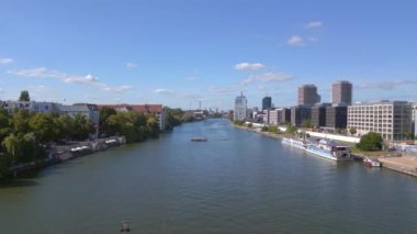 Berlin Oberbaum Köprüsü Doğu Batı Almanya sınırı. Hız rampası Hiperlapse hızlandırılmış zaman aşımı Yüksek kalite 4K görüntü