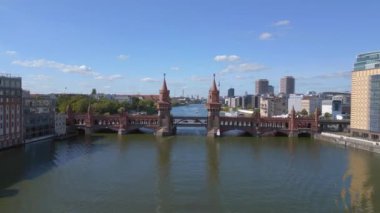 Berlin Oberbaum Köprüsü Doğu Batı Almanya sınırı. Hız rampası Hiperlapse hızlandırılmış zaman aşımı Yüksek kalite 4K görüntü