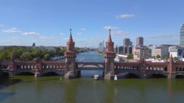 Berlin Oberbaum Köprüsü Doğu Batı Almanya sınırı. Artan insansız hava aracı Yüksek kalite 4K görüntü