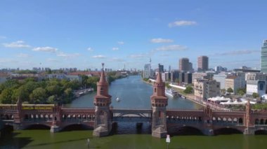 Berlin Oberbaum Köprüsü Doğu Batı Almanya sınırı. Panorama İnsansız Hava Aracı Yüksek kalite 4K görüntü