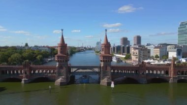 Berlin Oberbaum Köprüsü Doğu Batı Almanya sınırı. panorama yörünge drone Yüksek kalite 4K görüntü