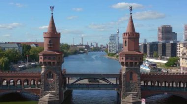 Berlin Oberbaum Köprüsü Doğu Batı Almanya sınırı. Artan insansız hava aracı Yüksek kalite 4K görüntü