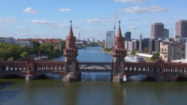 Berlin Oberbaum Köprüsü Doğu Batı Almanya sınırı. İHA 'da sinek saldırısı. Yüksek kalite 4K görüntü.